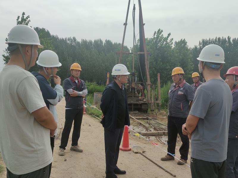总经理来光一行深入勘测现场检查安全生产工作